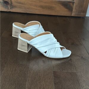 Bueno White Block Heel Mules